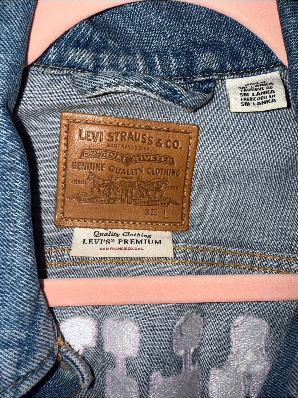 Levi’s Premium Denim Jacket Large Custom Embroidered Graphic Back - Picture 3 of 4